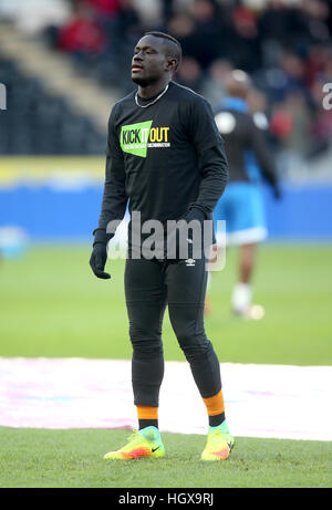 Hull City's Oumar Niasse se réchauffe avant le premier match de championnat au stade KCOM, Hull. Banque D'Images