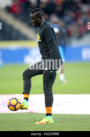 Hull City's Oumar Niasse se réchauffe avant le premier match de championnat au stade KCOM, Hull. Banque D'Images