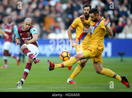 West Ham United's Sofiane Feghouli (à gauche) en action au cours de la Premier League match au stade de Londres, Londres. Banque D'Images