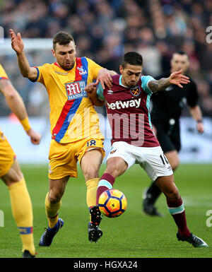 Crystal Palace's James McArthur (à gauche) et West Ham United's Manuel Lanzini (à droite) bataille pour la balle durant le premier match de championnat à la London Stadium, Londres. Banque D'Images