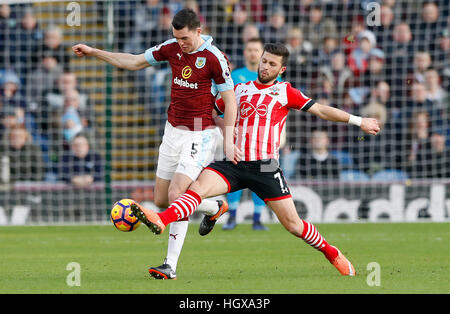 Burnley's Michael Keane (à gauche) et de Southampton's Shane longue bataille pour la balle au cours de la Premier League match à Turf Moor, Burnley. Banque D'Images