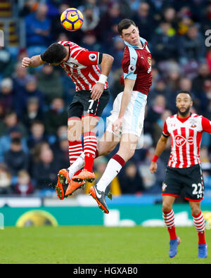 Southampton Shane Long (à gauche) et du Burnley Michael Keane bataille pour la balle au cours de la Premier League match à Turf Moor, Burnley. Banque D'Images