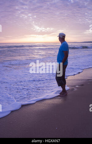 Man at beach, près de Albufeira Praia da Falesia, Albufeira, Algarve, Portugal Banque D'Images