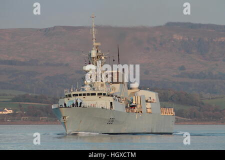 Le NCSM Charlottetown (FFH-339), une frégate de classe Halifax de la Marine royale du Canada, au début de l'exercice Joint Warrior 16-2 Banque D'Images