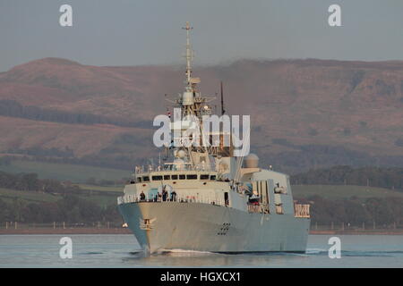 Le NCSM Charlottetown (FFH-339), une frégate de classe Halifax de la Marine royale du Canada, au début de l'exercice Joint Warrior 16-2 Banque D'Images