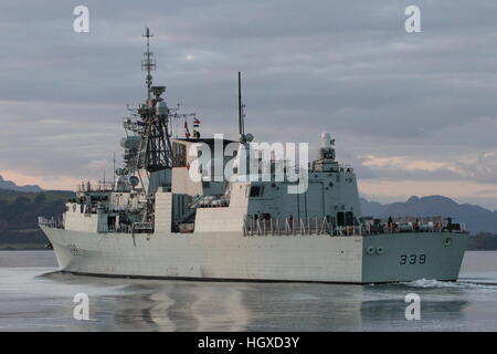 Le NCSM Charlottetown (FFH-339), une frégate de classe Halifax de la Marine royale du Canada, au début de l'exercice Joint Warrior 16-2 Banque D'Images