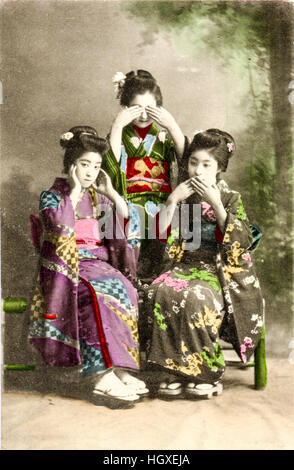 Le Japon, Vintage postcard retouchées à la main. Trois geishas en kimono assis, voir, entendre, ne disent pas le mal. Vers 1910. Banque D'Images