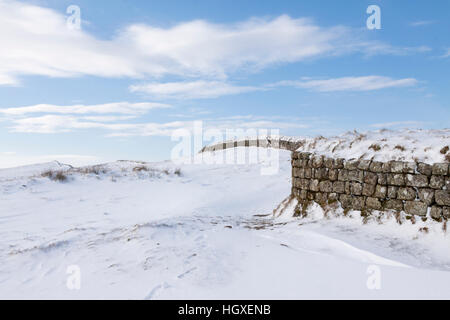 Mur d'Hadrien près de Milecastle 37, sur les rochers de Housesteads, après une importante chute de neige - à l'ouest de l'établissement Banque D'Images