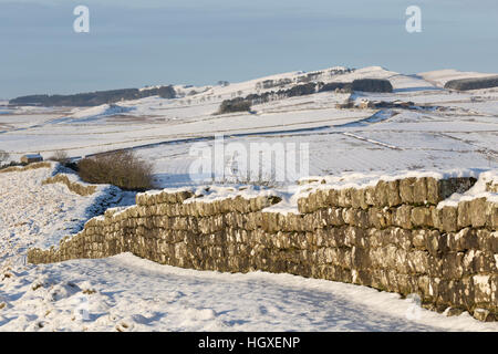 Mur d'Hadrien, sous une couverture de neige - à l'ouest en direction de Cawfield carrière depuis près de portes épineux Banque D'Images