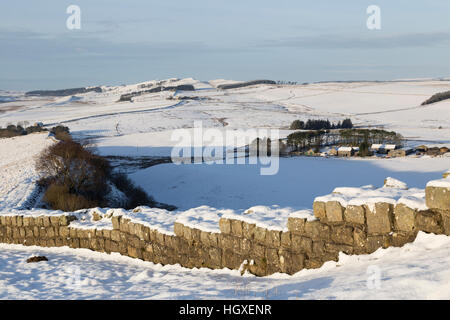 Mur d'Hadrien, sous une couverture de neige - à l'ouest en direction de Cawfield carrière depuis près de portes épineux Banque D'Images