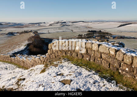 Mur d'Hadrien sur Cawfield Crags sous une couche de neige légère - l'ouest depuis près de portes épineux Banque D'Images