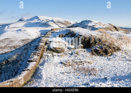 Mur d'Hadrien, sous une couverture de neige - à l'est de Cawfield Crags vers Caw Gap, Bogle Hole et falaises d'essuie Banque D'Images