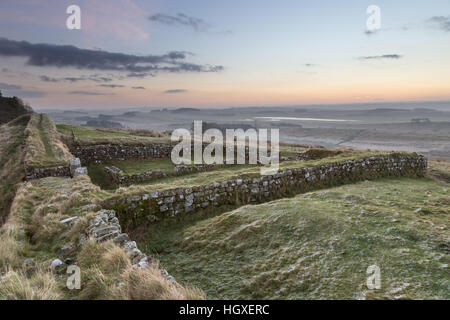 Mur d'Hadrien : à l'est sur Milecastle 37 sur les rochers de Housesteads, Northumberland Banque D'Images