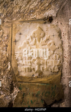 Sculpté dans le graffiti Crusader murs escaliers menant à Chapelle de Saint Joseph, l'église de Saint Sépulcre, Jérusalem, Israël Banque D'Images