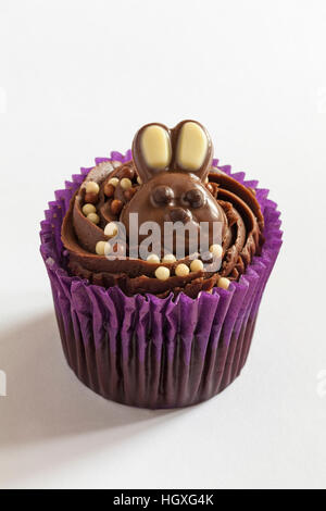 Petit gâteau de Pâques au chocolat au lait lapin sur isolé sur fond blanc Banque D'Images