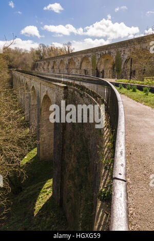 Aqueduc de Chirk portant le Shropshire Union Canal construit en 1805 par Thomas Telford et viaduc de chemin de fer sur la frontière de l'Angleterre et au Pays de Galles Banque D'Images