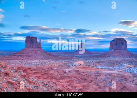 Tôt le matin, à l'Ouest (à gauche) et est (centre) Mitten Buttes, Merrick Butte (droite), Monument Valley Navajo Tribal Park, Utah, USA Banque D'Images