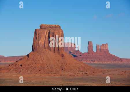 Merrick Butte (premier plan), Monument Valley Navajo Tribal Park, Utah, USA Banque D'Images