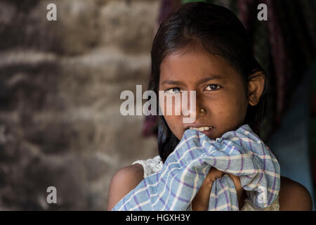 Fille vivant dans des bidonvilles de Calcutta, la circulaire Kolkata, Bengale occidental, Inde Banque D'Images