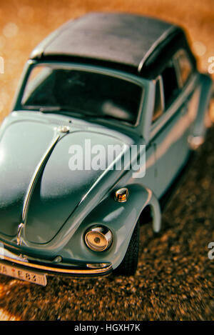 Une VW Beetle convertible dans le sable Banque D'Images