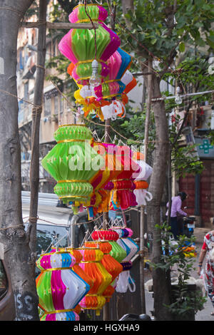 Des lanternes en papier pour la vente sur la rue à Mumbai, Inde, pour célébrer la fête hindoue de Diwali, la Fête des Lumières Banque D'Images