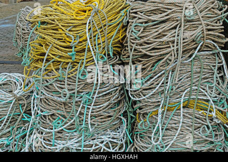 Rouleaux de corde de pêcheurs empilés sur un quai en hiver Banque D'Images