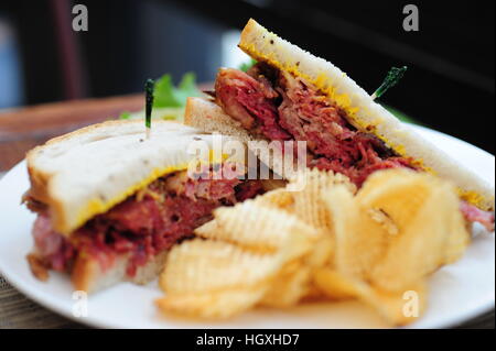 Le corned-beef sandwich sur pain de seigle avec les croustilles de charcuterie traiteur juif Banque D'Images