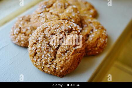 Le gingembre sucre cristallisé mousseux avec les cookies Banque D'Images