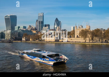 Un bateau-voyages le long de la Tamise, avec architecture et bâtiments modernes de la ville vu dans l'arrière-plan, Londres UK Banque D'Images