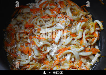 Calamaries mijotée dans une sauce à la crème de carottes dans le moule Banque D'Images