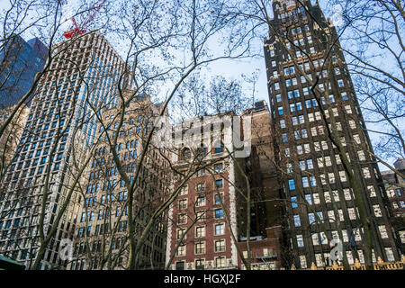 De beaux bâtiments à Manhattan, New York, vue de dessous pour papiers peints et fonds Banque D'Images