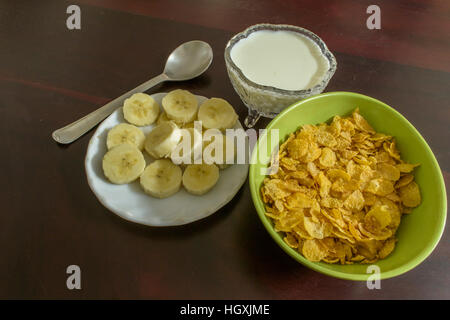 Petit-déjeuner sain- lait cornflakes banane. Banque D'Images