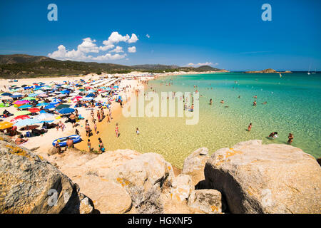 Chia, Italie - 18 août 2016 : les magnifiques plages et les eaux cristallines de la baie de Chia, Sardaigne, Italie. Banque D'Images