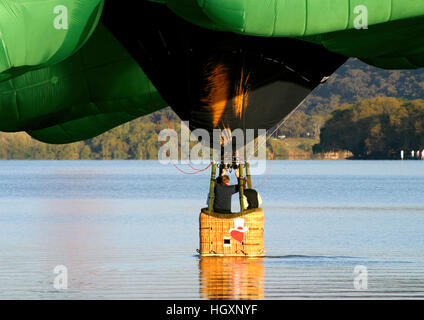 Balloon fait un atterrissage humide dans le lac pendant la fête des Ballons de Canberra Banque D'Images