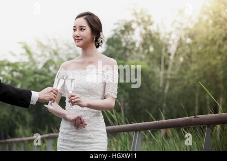 Smiling bride with groom Banque D'Images