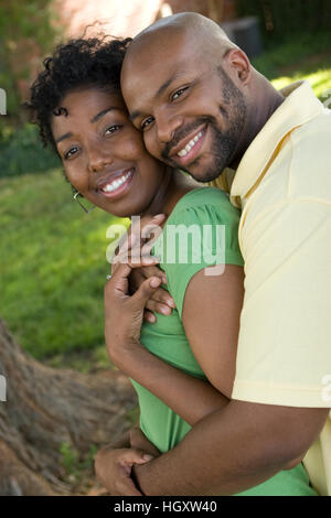 Young African American couple laughing et s'étreindre. Banque D'Images