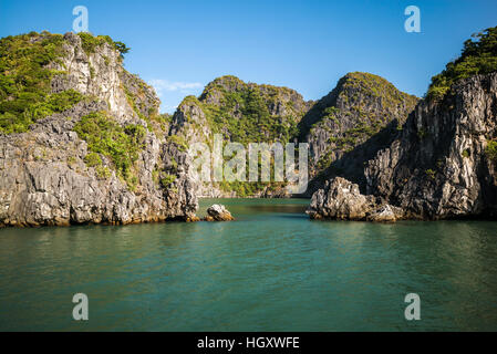 La merveilleuse baie d'Halong, patrimoine mondial de l'Unesco au Vietnam Banque D'Images