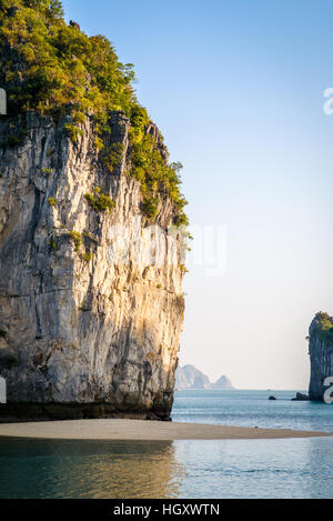 La merveilleuse baie d'Halong, patrimoine mondial de l'Unesco au Vietnam Banque D'Images