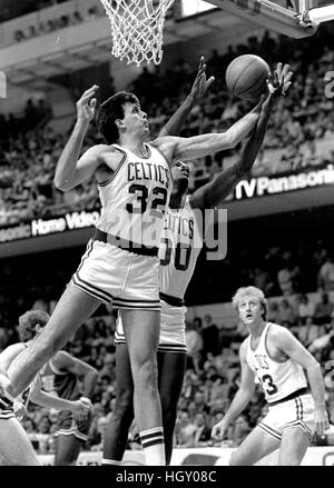 Des Celtics Kevin Machale et Robert Parish rebondir au cours de jeu d'action contre les Utah Jazz Larry Bird à droite photo de Bill belknap Banque D'Images