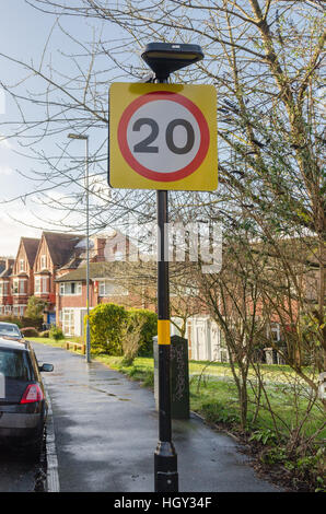 Avertissement signe de la limite de vitesse de 20 mph Banque D'Images