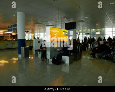 L'aéroport international de Munich Allemagne salle d'attente d'embarquement des passagers Banque D'Images