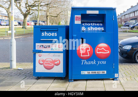 Bacs de collecte de bleu pour les vêtements et chaussures sur le trottoir Banque D'Images