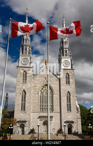 L'avant de la Cathédrale Catholique Notre Dame Basilica à Ottawa avec des drapeaux canadiens Banque D'Images