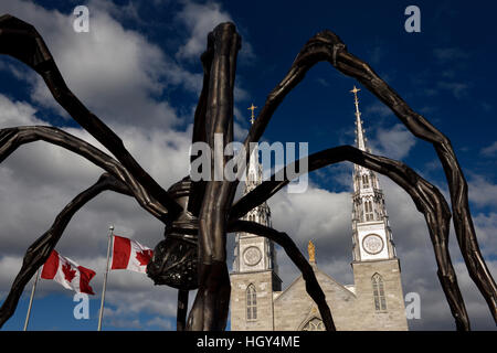 La cathédrale catholique de Notre Dame Basilica à Ottawa avec l'Araignée géante de la sculpture et des drapeaux canadiens Banque D'Images