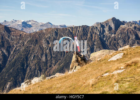 Un parapenter voler dans la vallée de Chamonix Banque D'Images