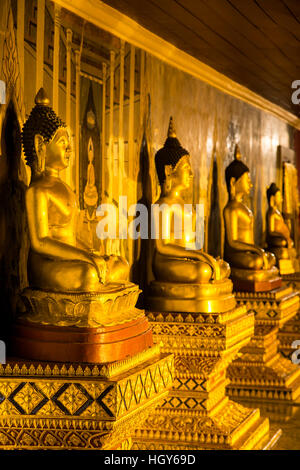 Les statues de Bouddha, Wat Phrathat Doi Suthep, Pic, Chiang Mai, Thaïlande Banque D'Images