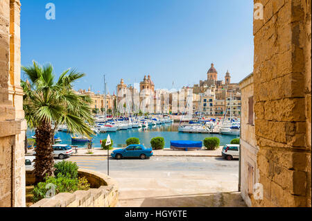 Street et du port de plaisance à Gzira Malte Banque D'Images