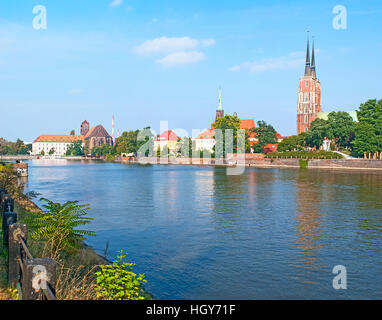 La base de loisirs à pied le long de la rivière Oder avec vue sur les tours de cathédrale de Wroclaw sur l'Île Tumski, la Pologne. Banque D'Images