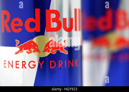 Red Bull energy drink cans Banque D'Images