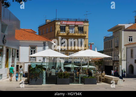 Les repas en plein air sur une journée ensoleillée dans la vieille ville, Praça da República, Torres Vedras, Portugal Banque D'Images